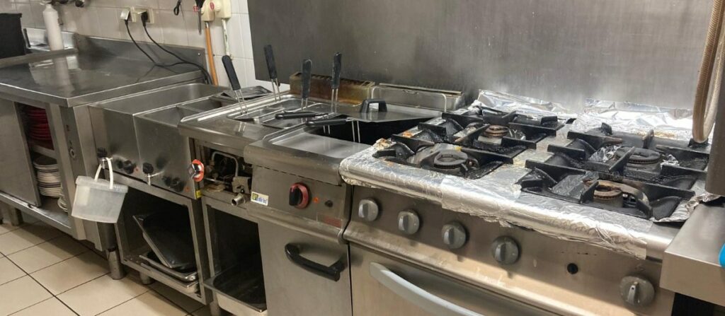Piano de cuisson de restaurant avant nettoyage
