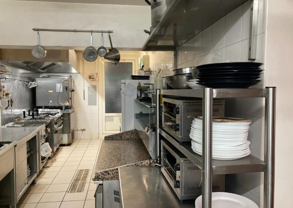 Cuisine de restaurant avant nettoyage, vue d’ensemble